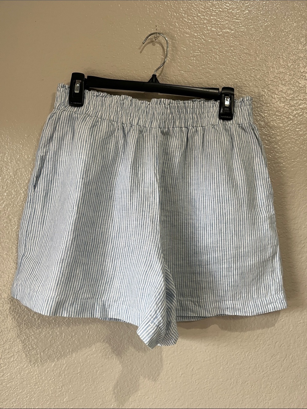 Saks Fifth Avenue Light Blue & White Striped Elastic Waist Shorts Sz M TC0531